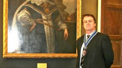 The President in front of the great man himself.