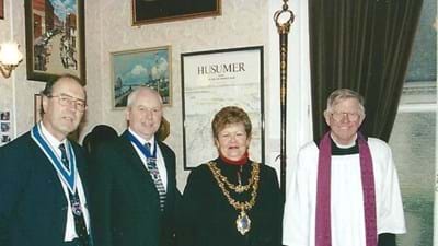 The minister might not have a chain of office, but his stole is longer!